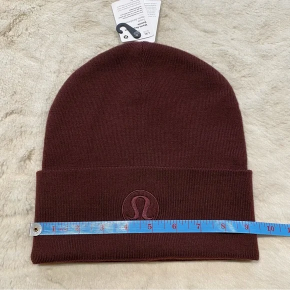 NWT(L/XL) Lululemon Warm Revelation Beanie Cassis Maroon Winter Hat Merino Wool - Picture 10 of 15